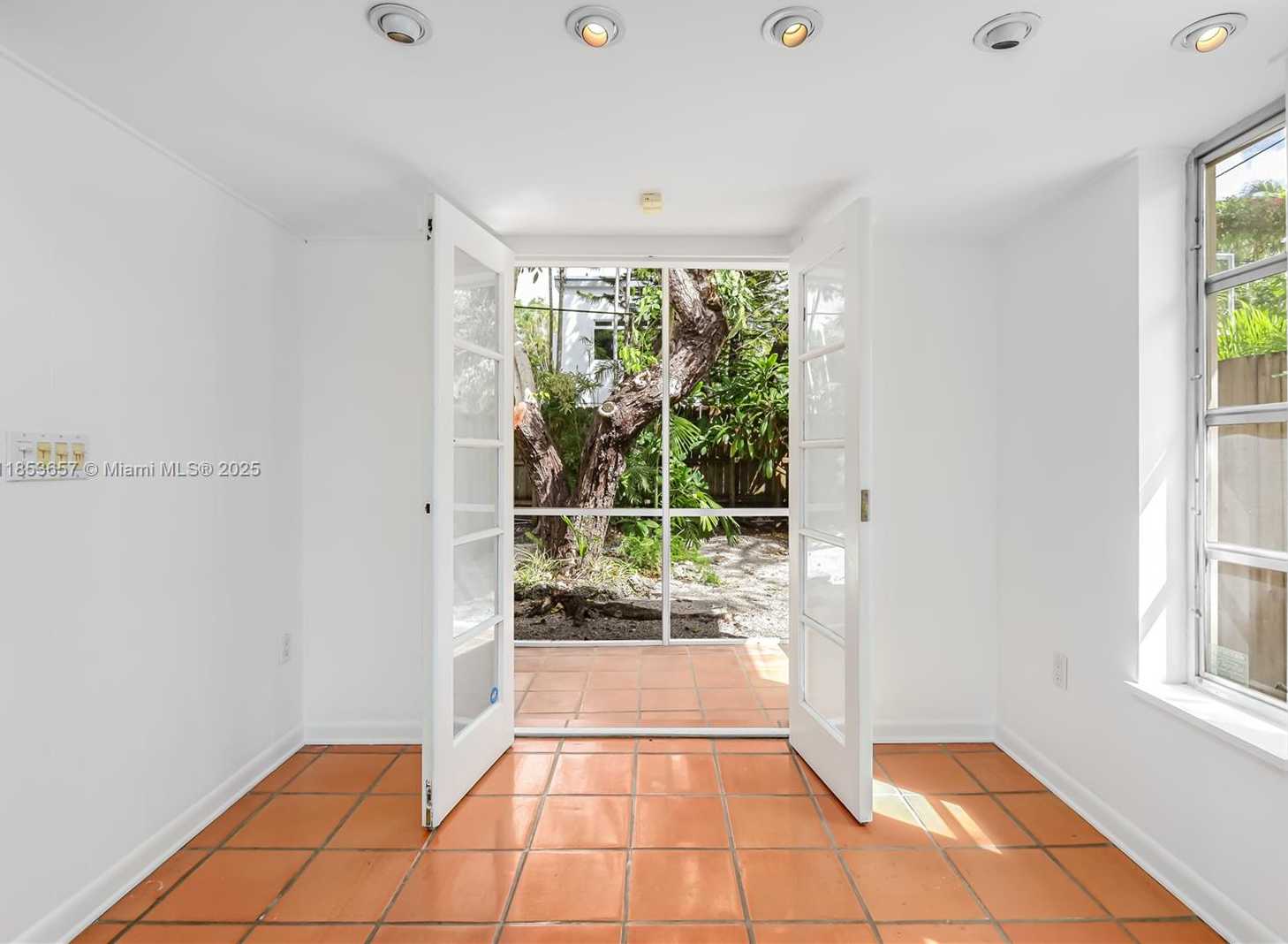 Small Image of 4161 VENTURA AVE, Miami Number 27