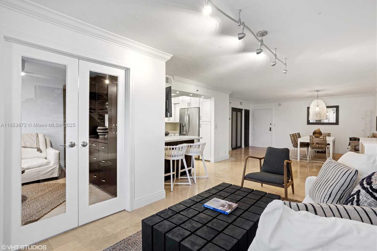 Small Image of 2401 COLLINS AVE #909, Miami Beach Number 4