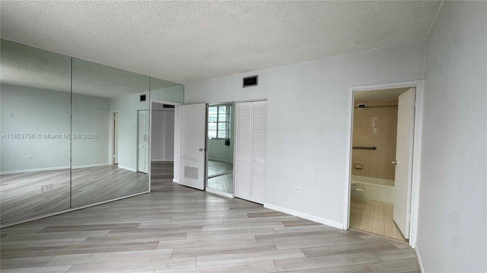 Small Image of 905 BRICKELL BAY DR #1631, Miami Number 10