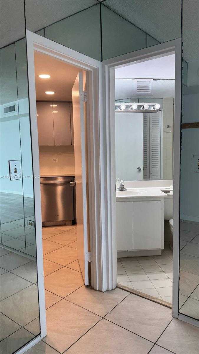 Small Image of 905 BRICKELL BAY DR #1631, Miami Number 15