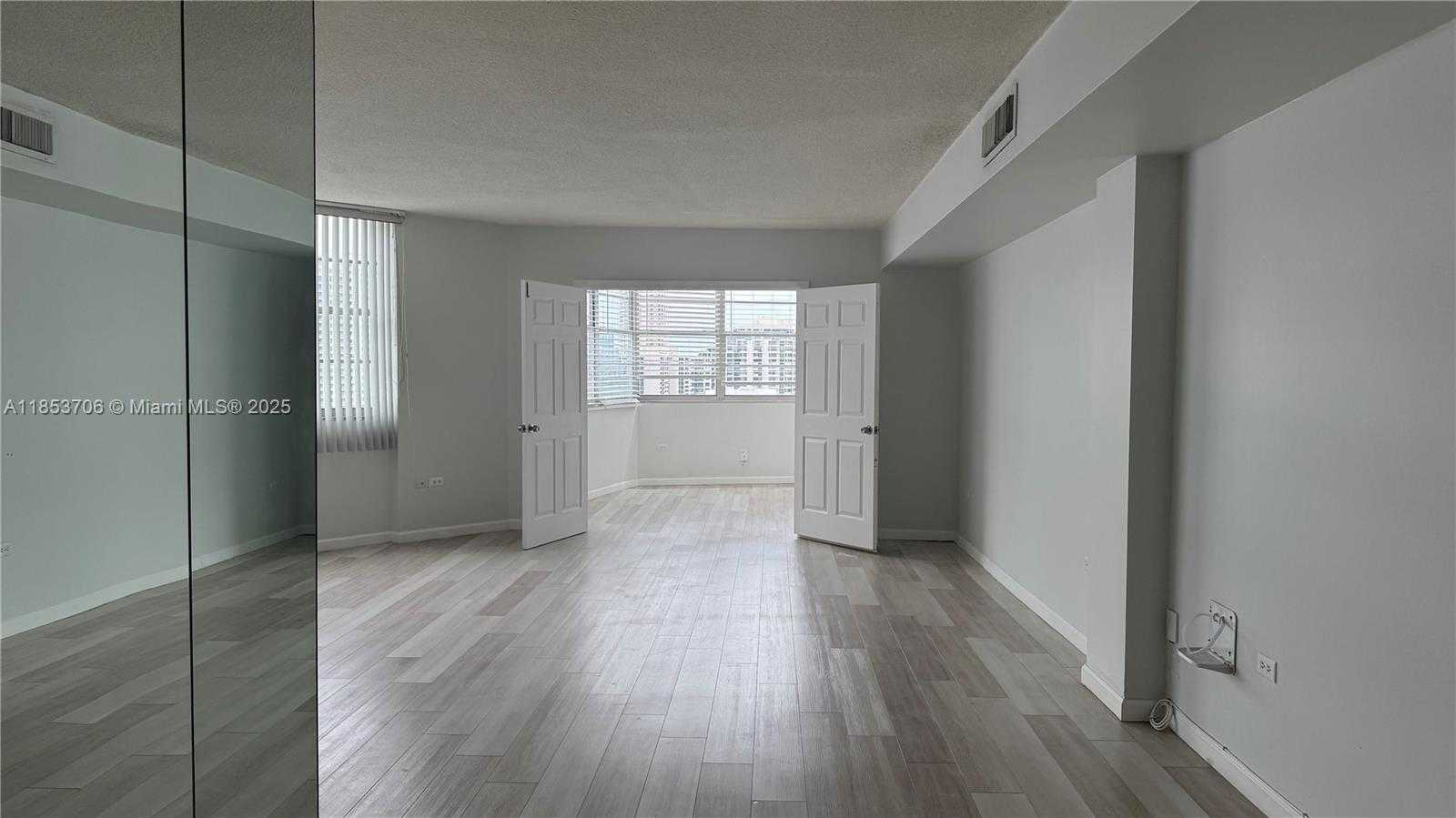 Small Image of 905 BRICKELL BAY DR #1631, Miami Number 4