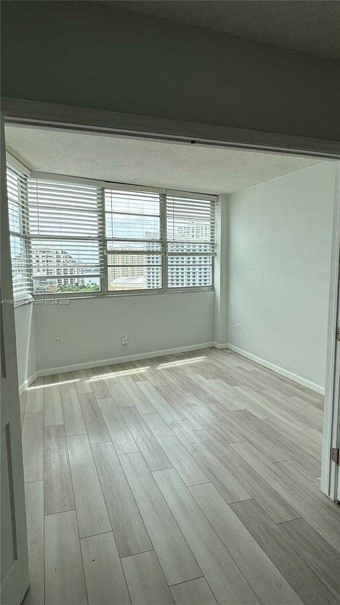 Small Image of 905 BRICKELL BAY DR #1631, Miami Number 6