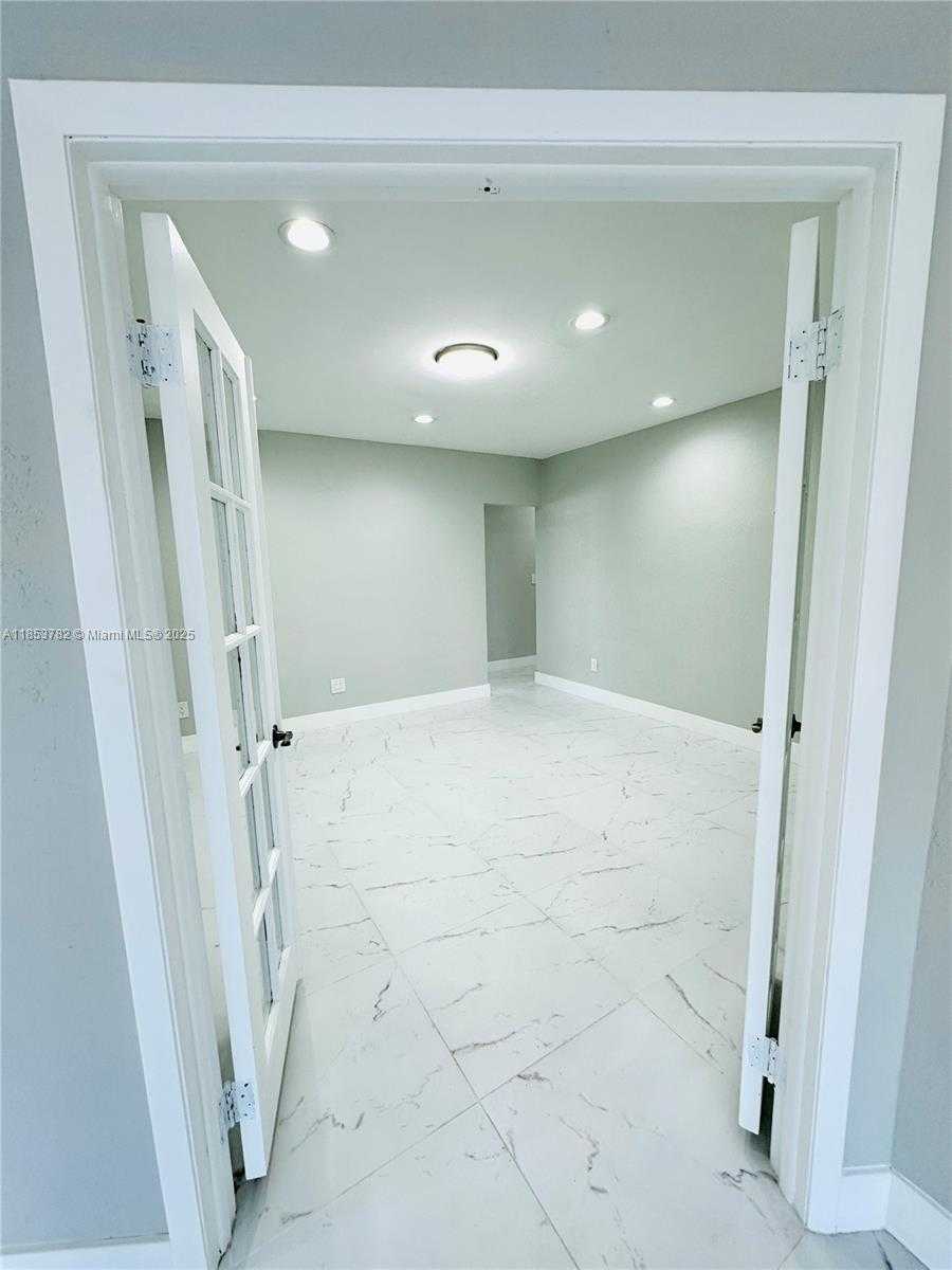 Small Image of 201 SOUTH WEST 40TH AVE, Miami Number 14