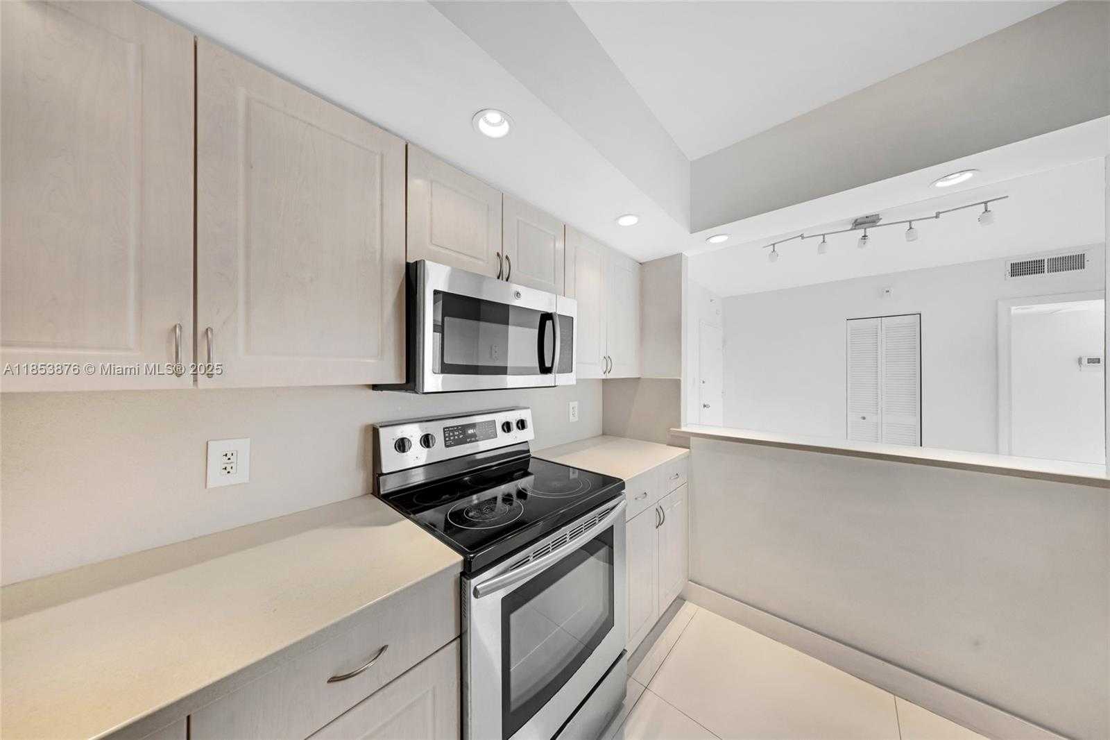 Small Image of 5600 COLLINS AVE #9B, Miami Beach Number 7