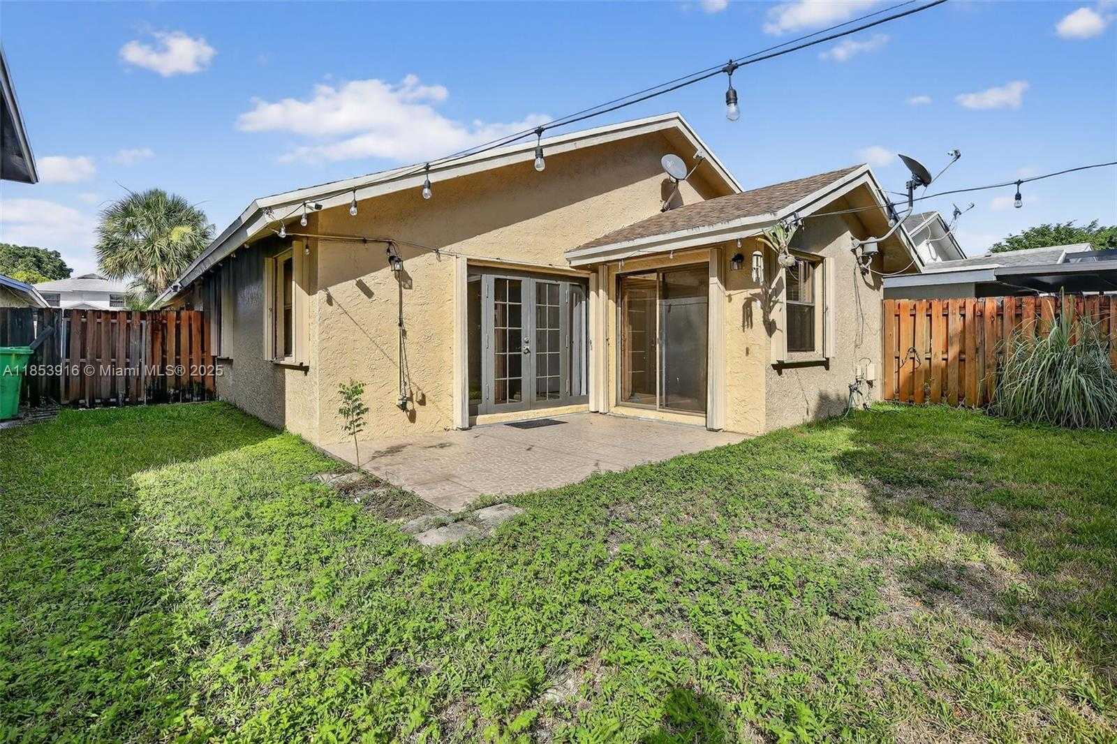 Small Image of 581 LAKESIDE CIR, Sunrise Number 10