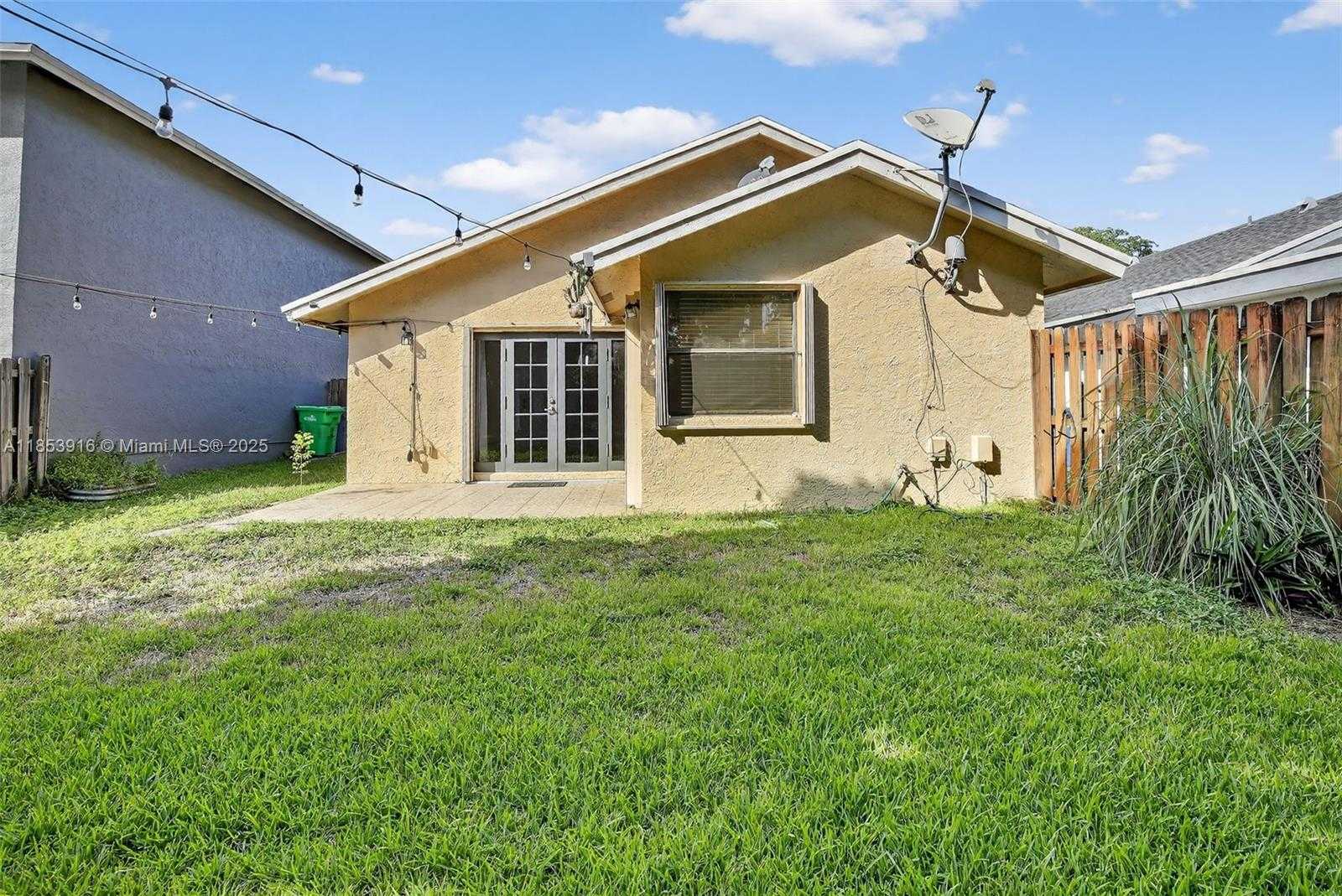 Small Image of 581 LAKESIDE CIR, Sunrise Number 11