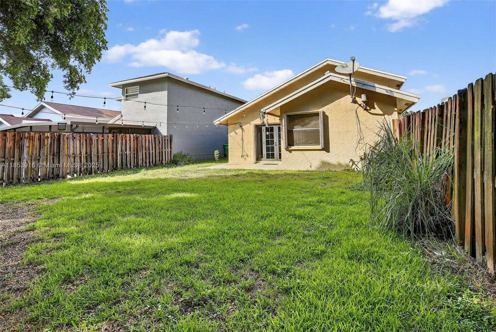 Small Image of 581 LAKESIDE CIR, Sunrise Number 12