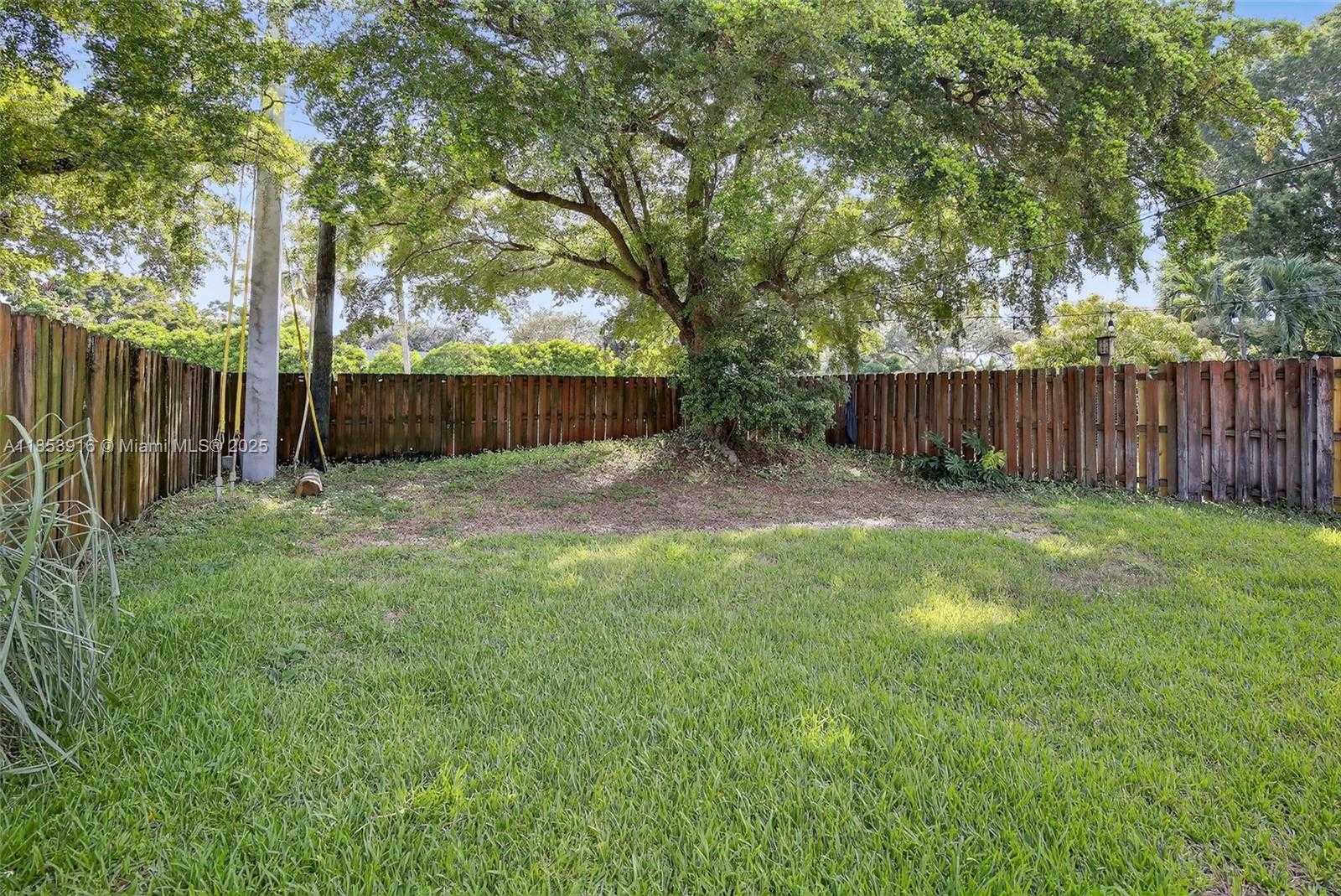Small Image of 581 LAKESIDE CIR, Sunrise Number 13