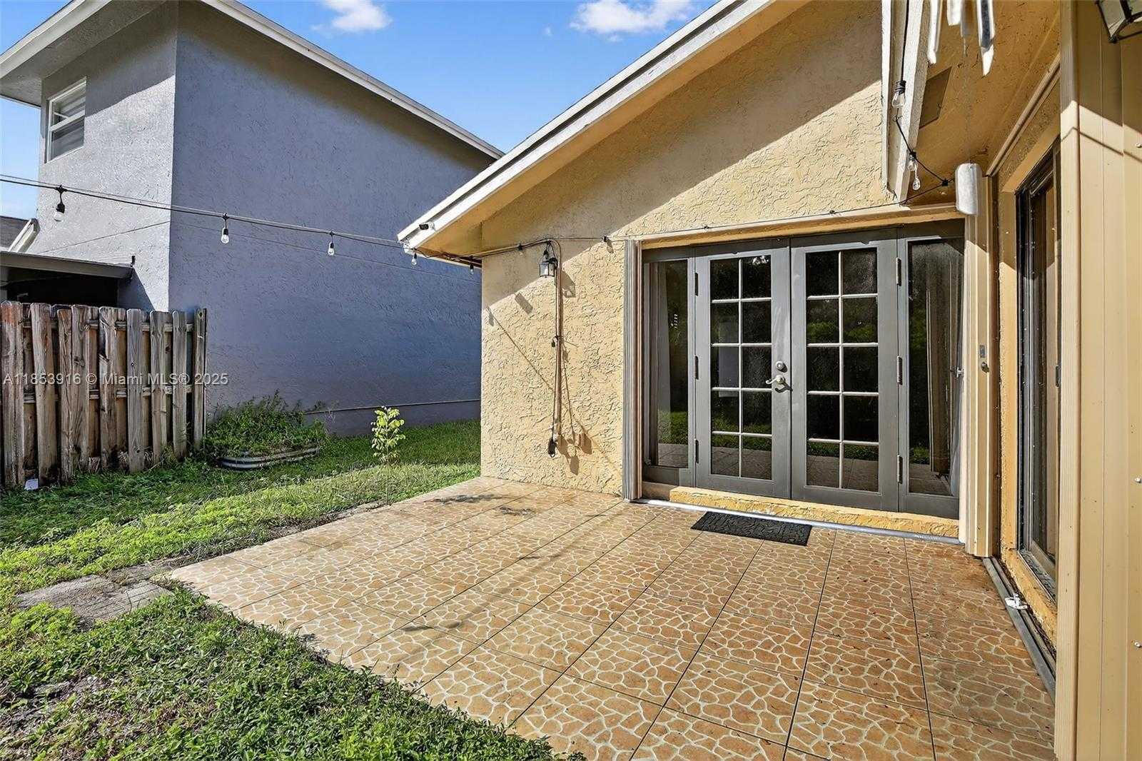 Small Image of 581 LAKESIDE CIR, Sunrise Number 14