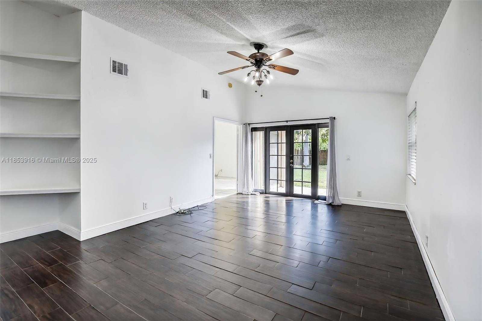 Small Image of 581 LAKESIDE CIR, Sunrise Number 16