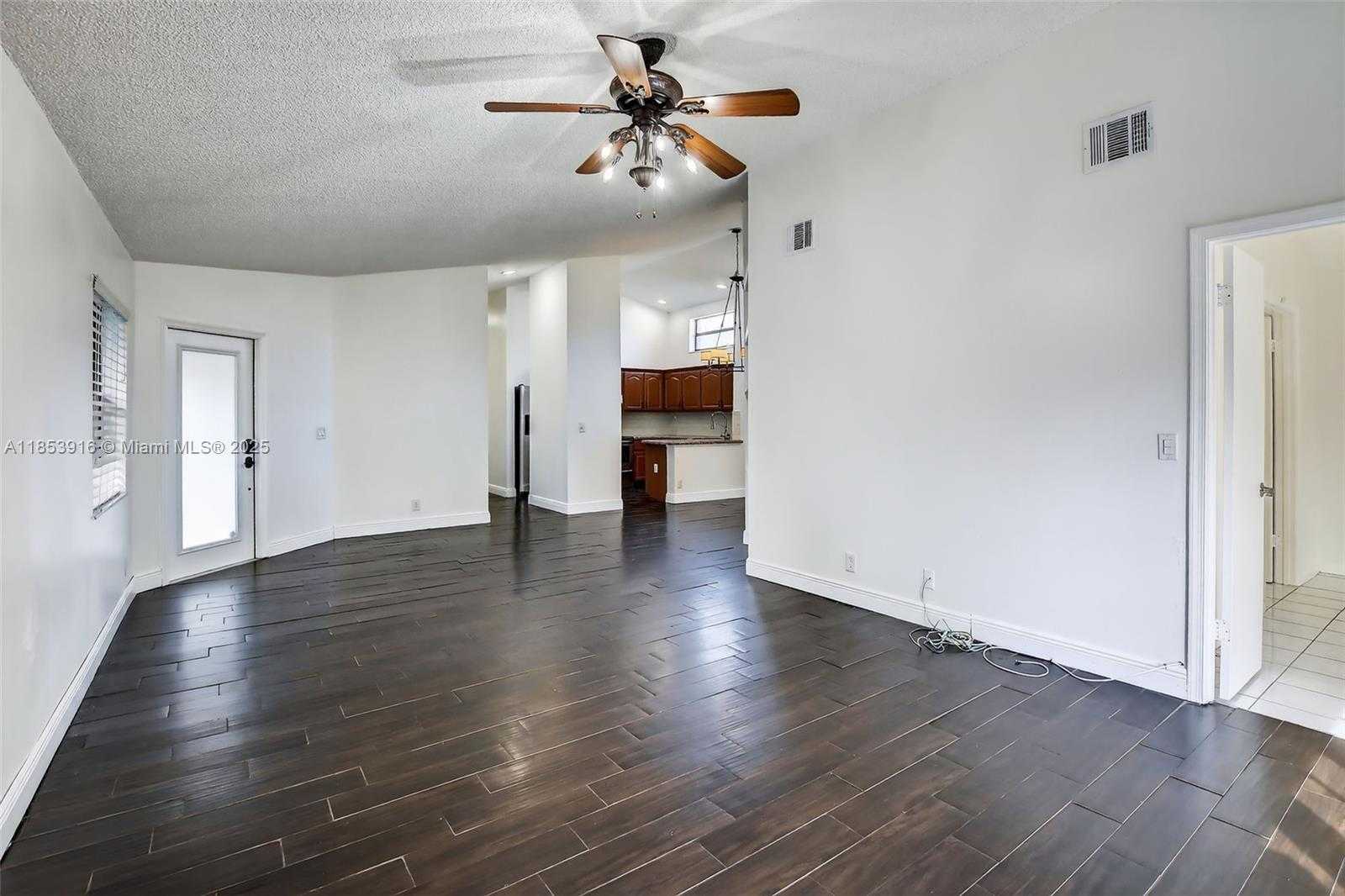 Small Image of 581 LAKESIDE CIR, Sunrise Number 17