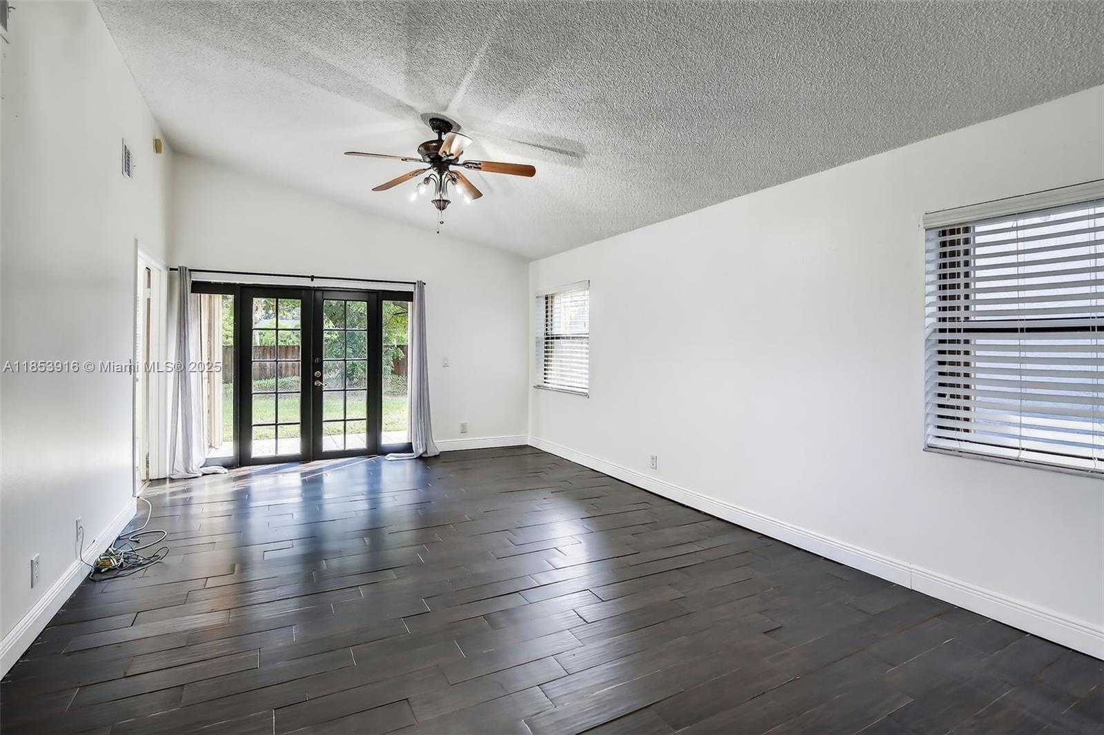 Small Image of 581 LAKESIDE CIR, Sunrise Number 19
