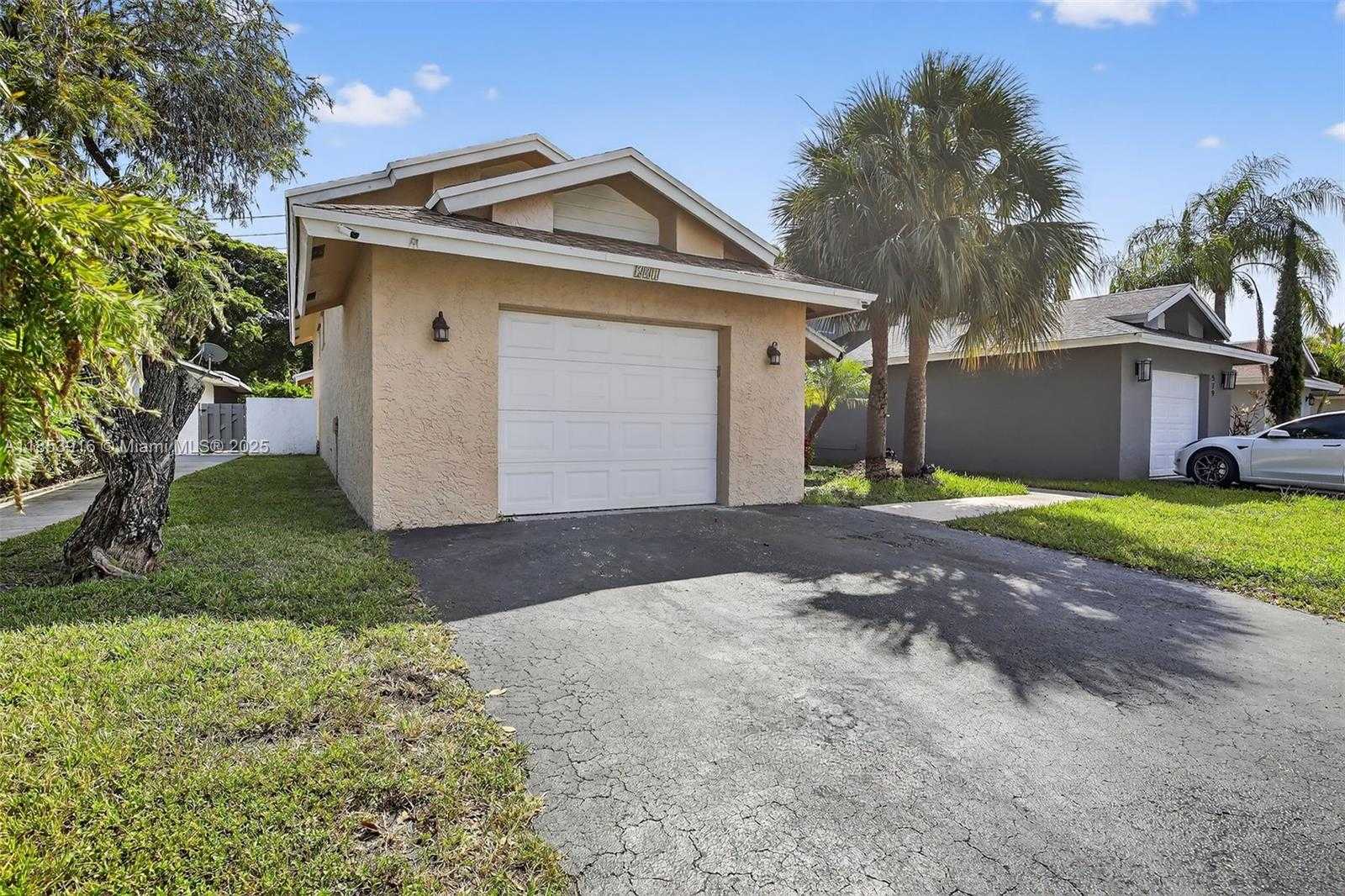 Small Image of 581 LAKESIDE CIR, Sunrise Number 2