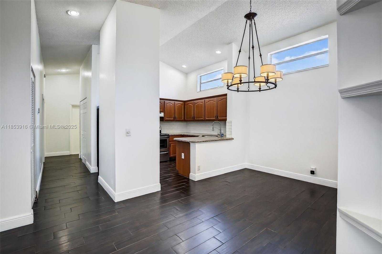 Small Image of 581 LAKESIDE CIR, Sunrise Number 20