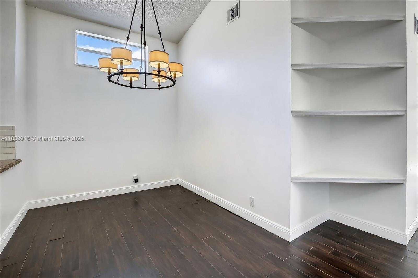 Small Image of 581 LAKESIDE CIR, Sunrise Number 21