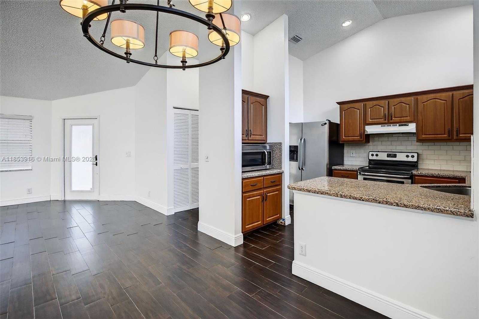 Small Image of 581 LAKESIDE CIR, Sunrise Number 23