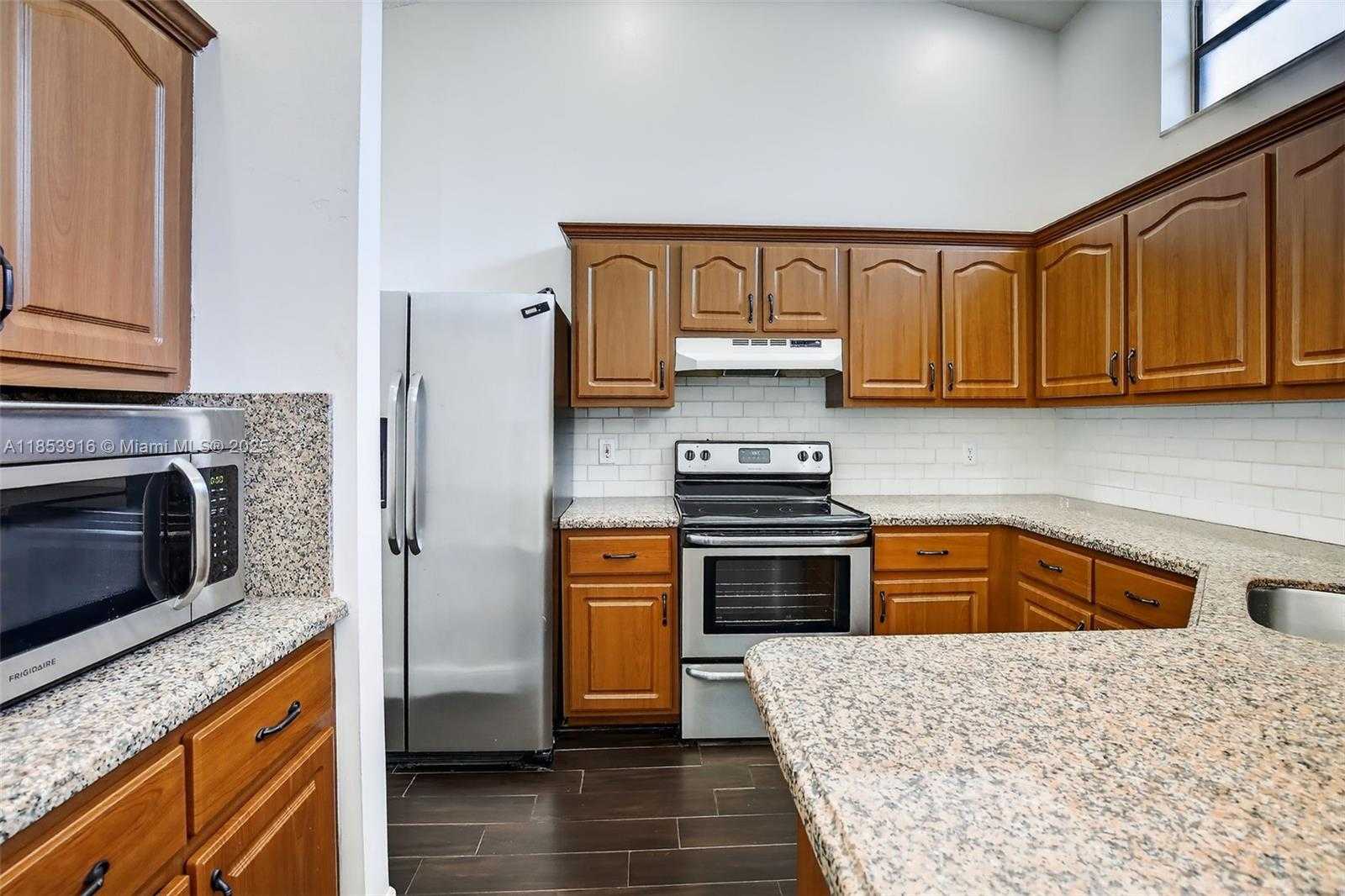 Small Image of 581 LAKESIDE CIR, Sunrise Number 24
