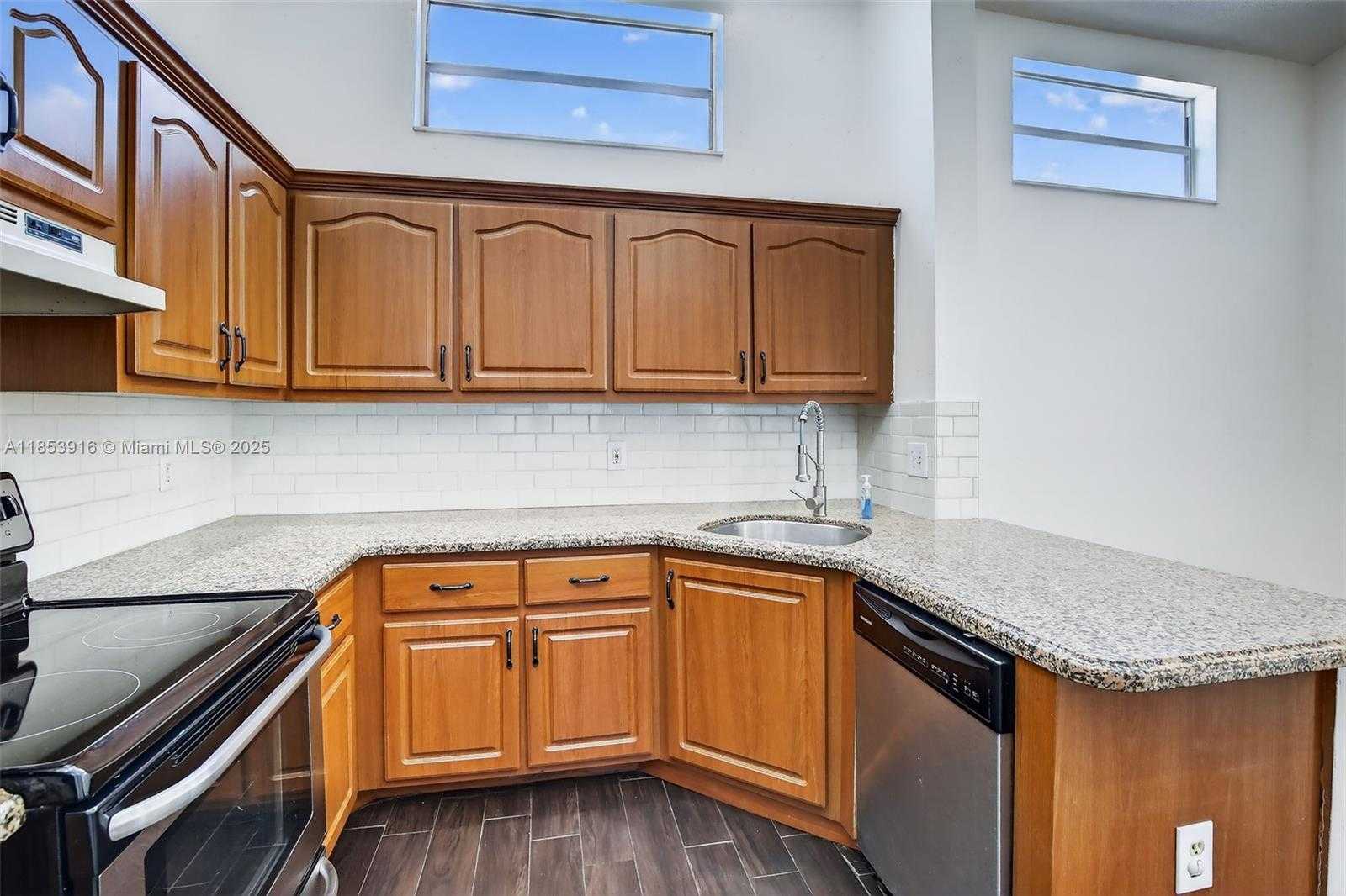 Small Image of 581 LAKESIDE CIR, Sunrise Number 25