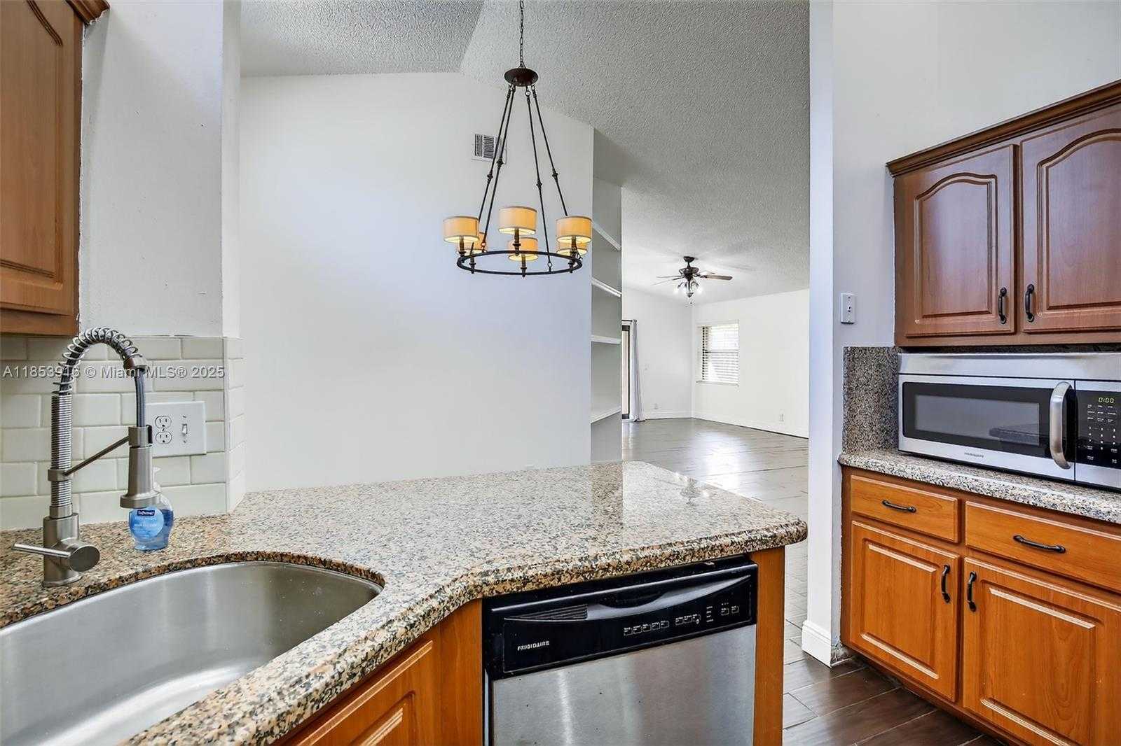Small Image of 581 LAKESIDE CIR, Sunrise Number 26
