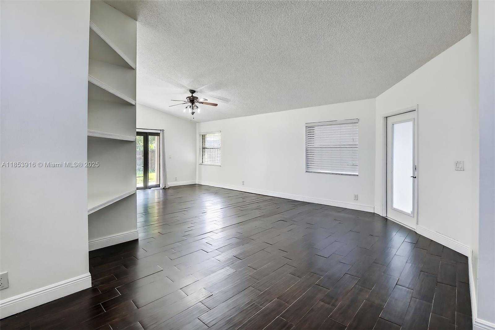Small Image of 581 LAKESIDE CIR, Sunrise Number 27