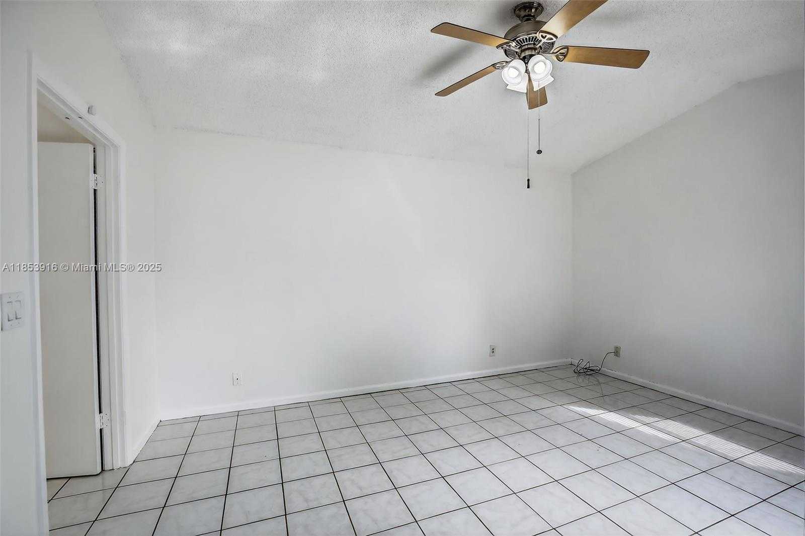 Small Image of 581 LAKESIDE CIR, Sunrise Number 28