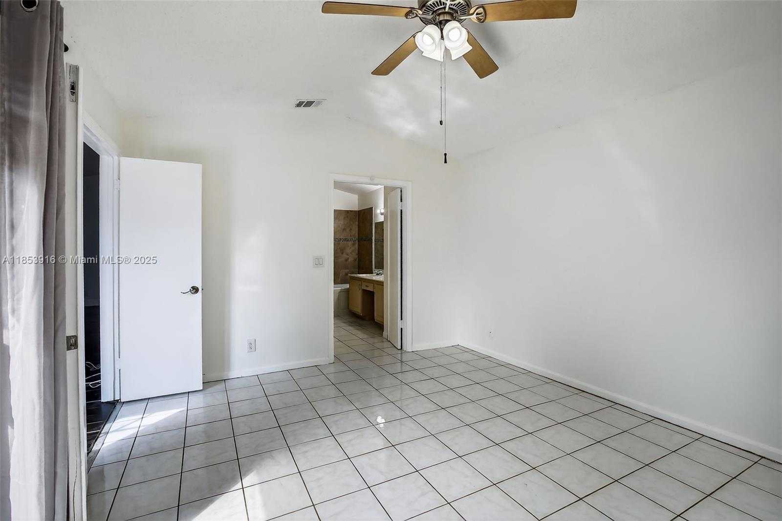 Small Image of 581 LAKESIDE CIR, Sunrise Number 29