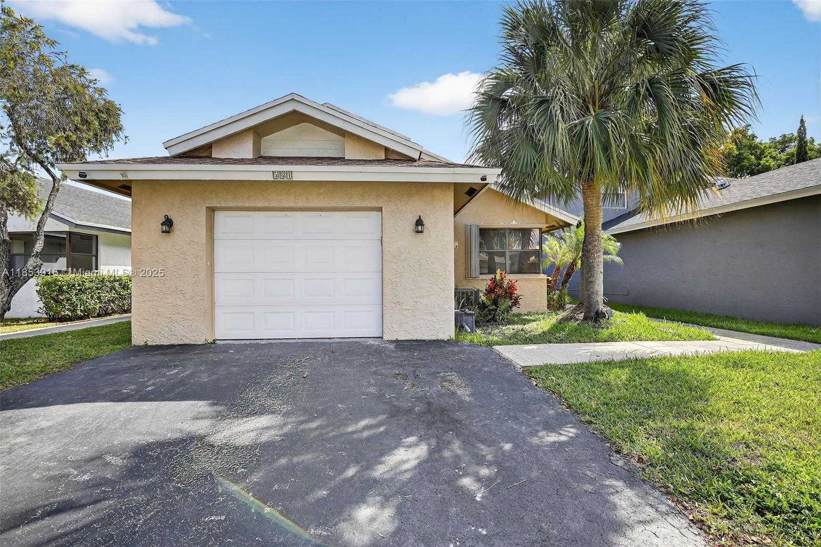 Small Image of 581 LAKESIDE CIR, Sunrise Number 3
