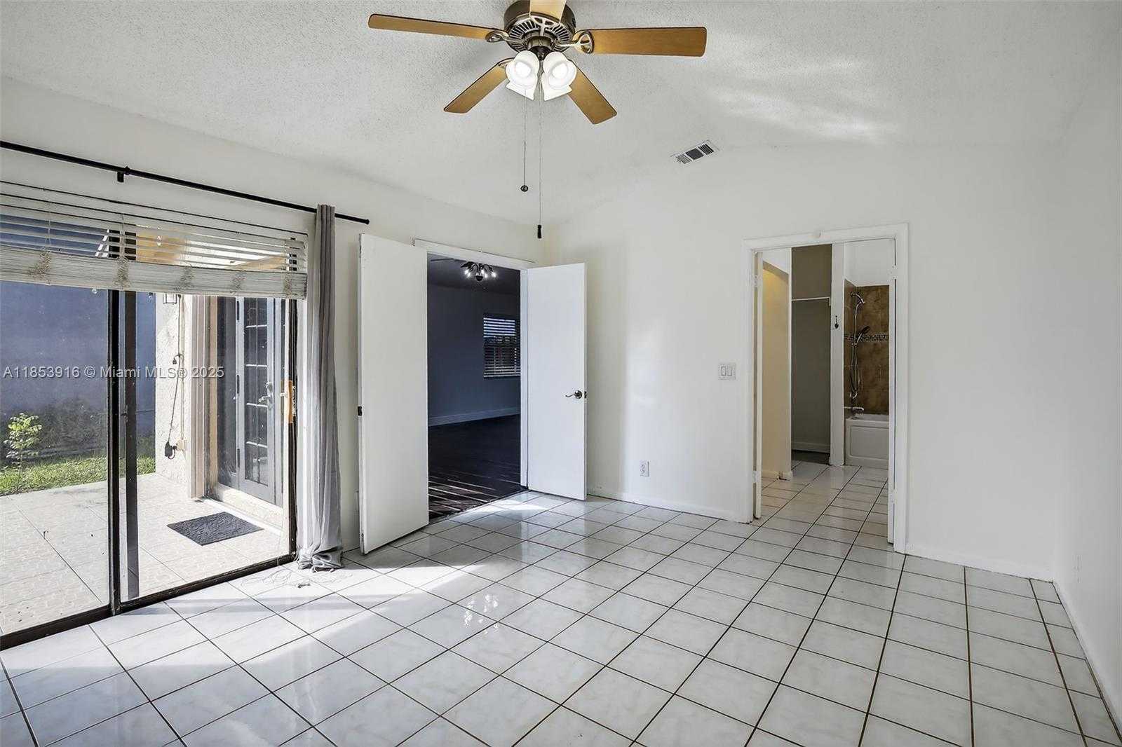 Small Image of 581 LAKESIDE CIR, Sunrise Number 30