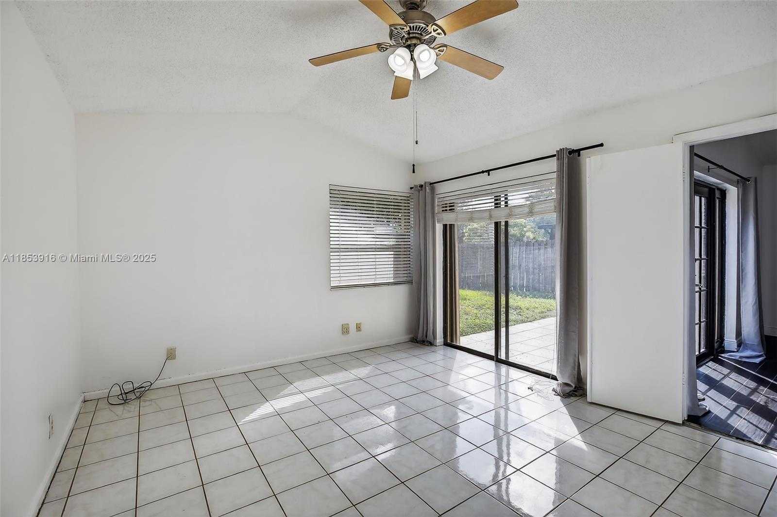 Small Image of 581 LAKESIDE CIR, Sunrise Number 31