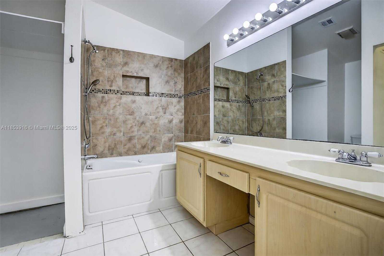 Small Image of 581 LAKESIDE CIR, Sunrise Number 32