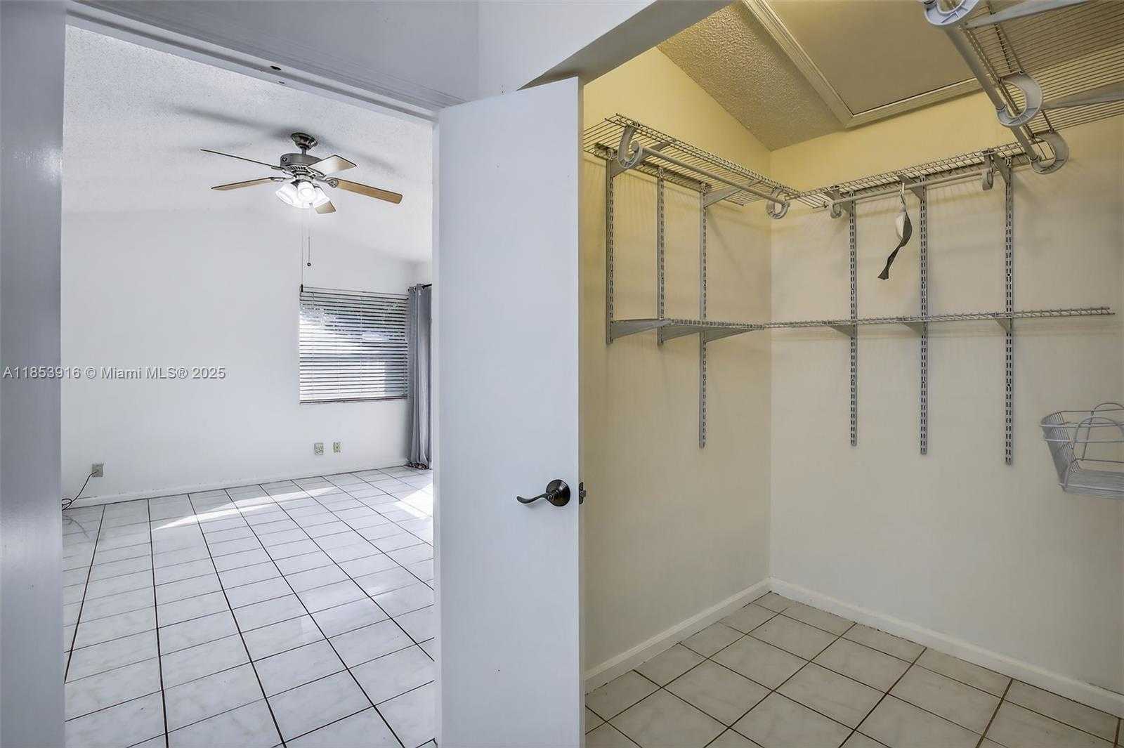 Small Image of 581 LAKESIDE CIR, Sunrise Number 34
