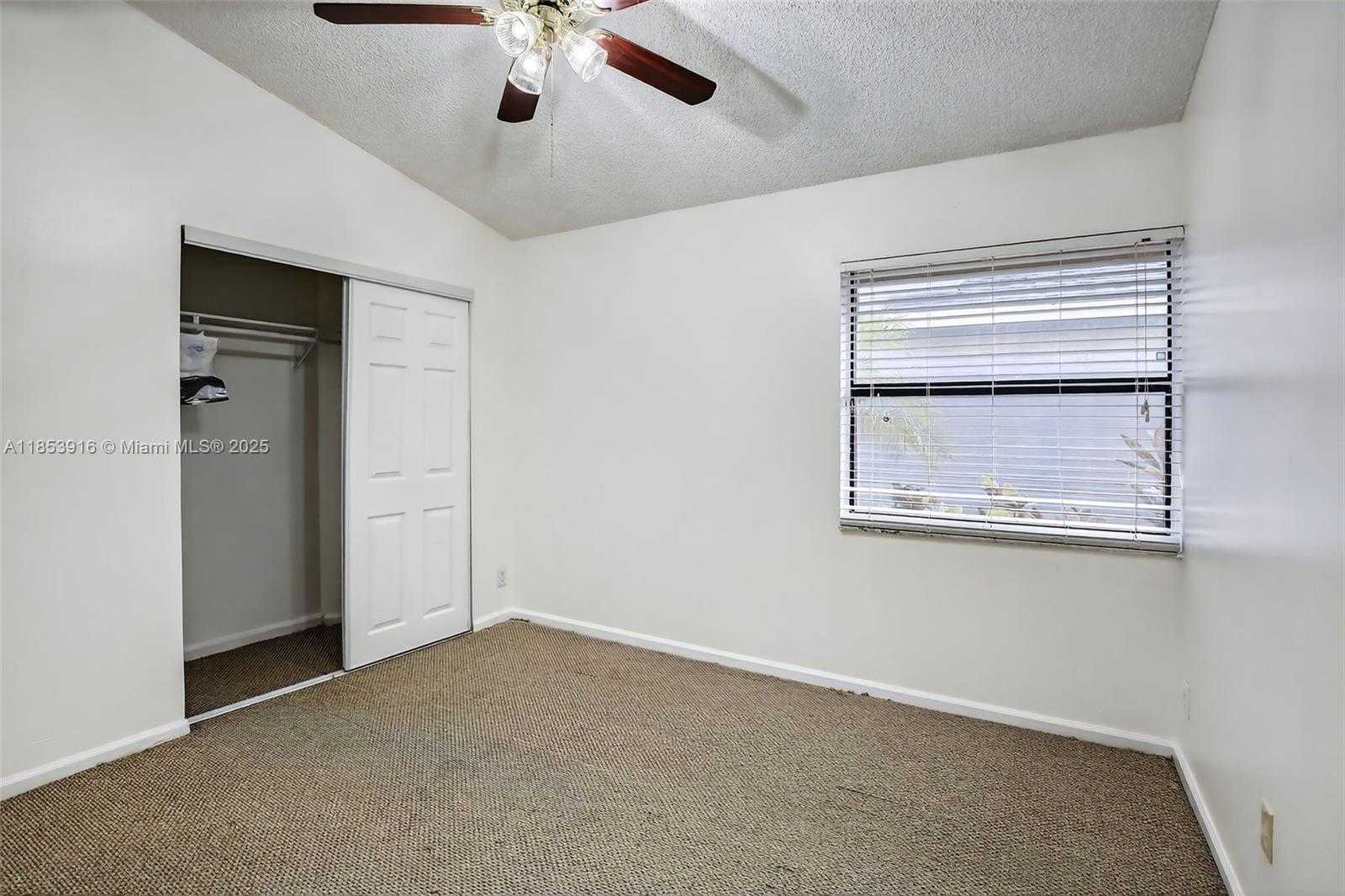 Small Image of 581 LAKESIDE CIR, Sunrise Number 36