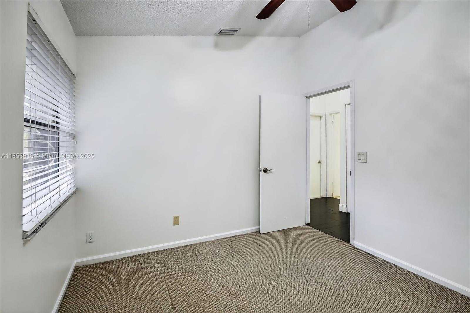 Small Image of 581 LAKESIDE CIR, Sunrise Number 37