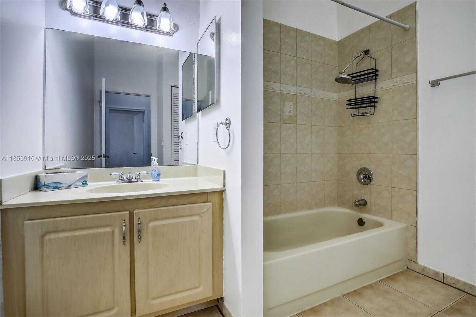 Small Image of 581 LAKESIDE CIR, Sunrise Number 38