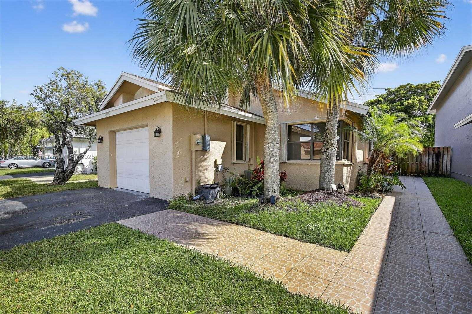 Small Image of 581 LAKESIDE CIR, Sunrise Number 4