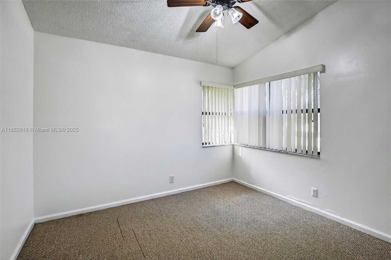 Small Image of 581 LAKESIDE CIR, Sunrise Number 40