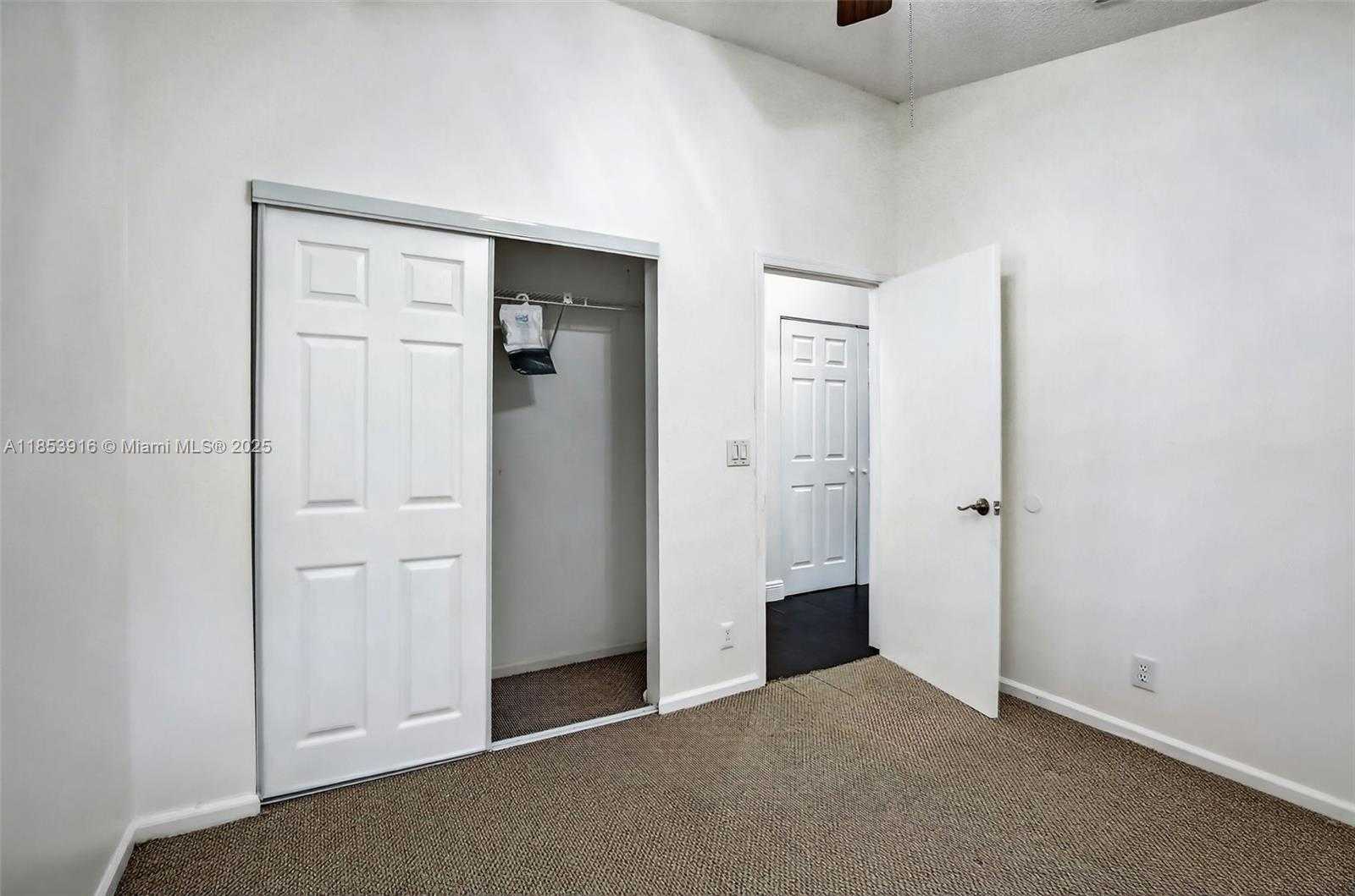 Small Image of 581 LAKESIDE CIR, Sunrise Number 41