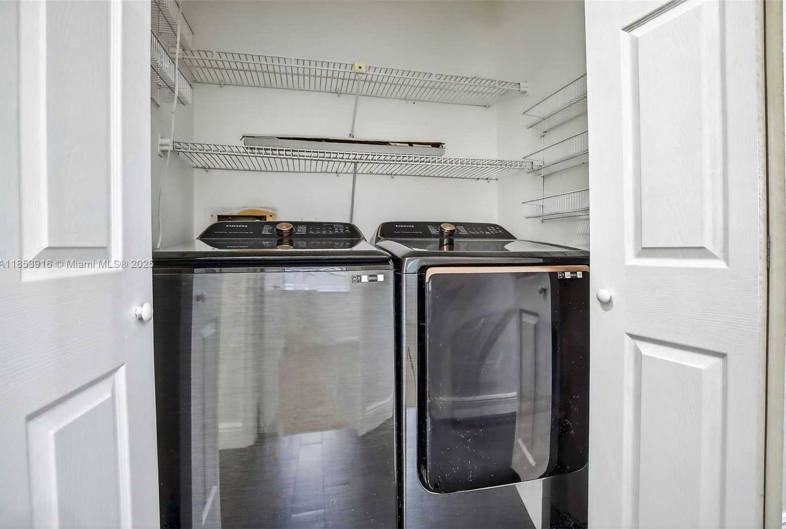 Small Image of 581 LAKESIDE CIR, Sunrise Number 42