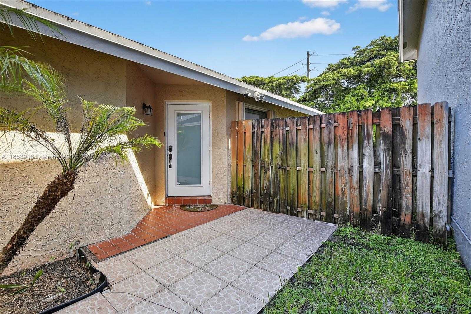 Small Image of 581 LAKESIDE CIR, Sunrise Number 5