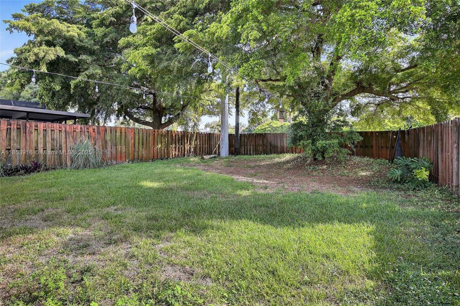 Small Image of 581 LAKESIDE CIR, Sunrise Number 9