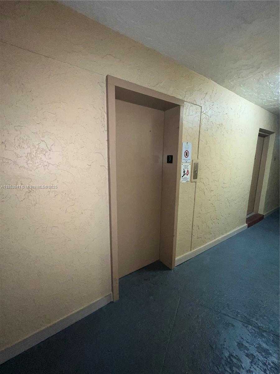 Small Image of 5231 GENEVA WAY #303, Doral Number 11
