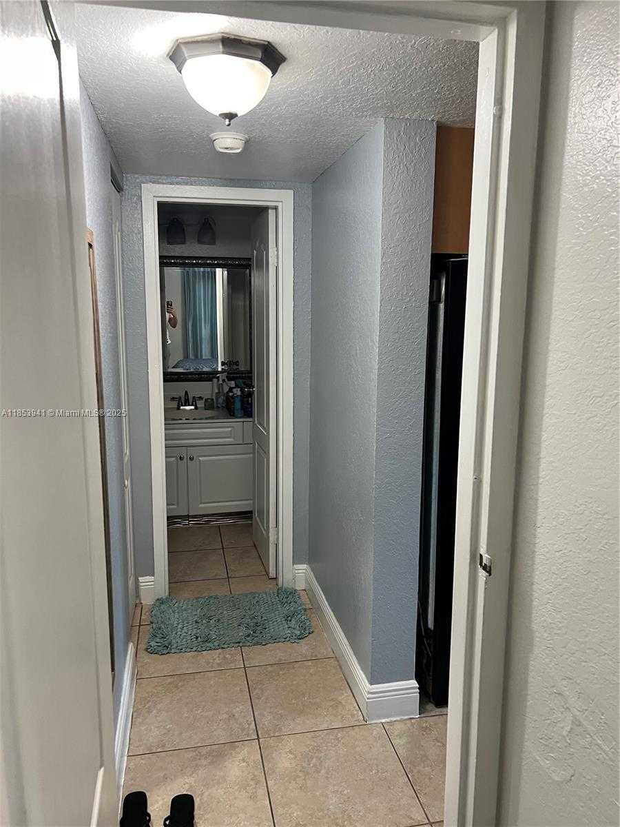 Small Image of 5231 GENEVA WAY #303, Doral Number 27