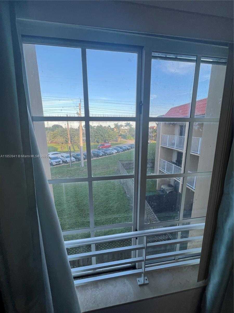 Small Image of 5231 GENEVA WAY #303, Doral Number 28