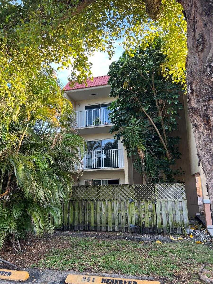 Small Image of 5231 GENEVA WAY #303, Doral Number 3