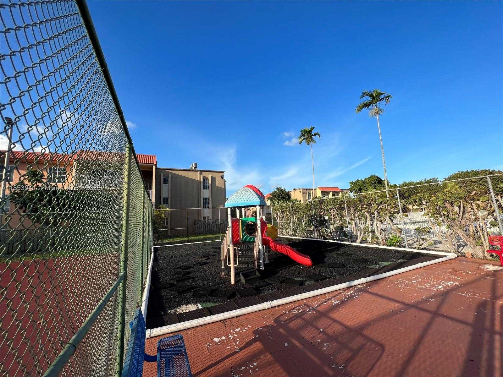 Small Image of 5231 GENEVA WAY #303, Doral Number 33
