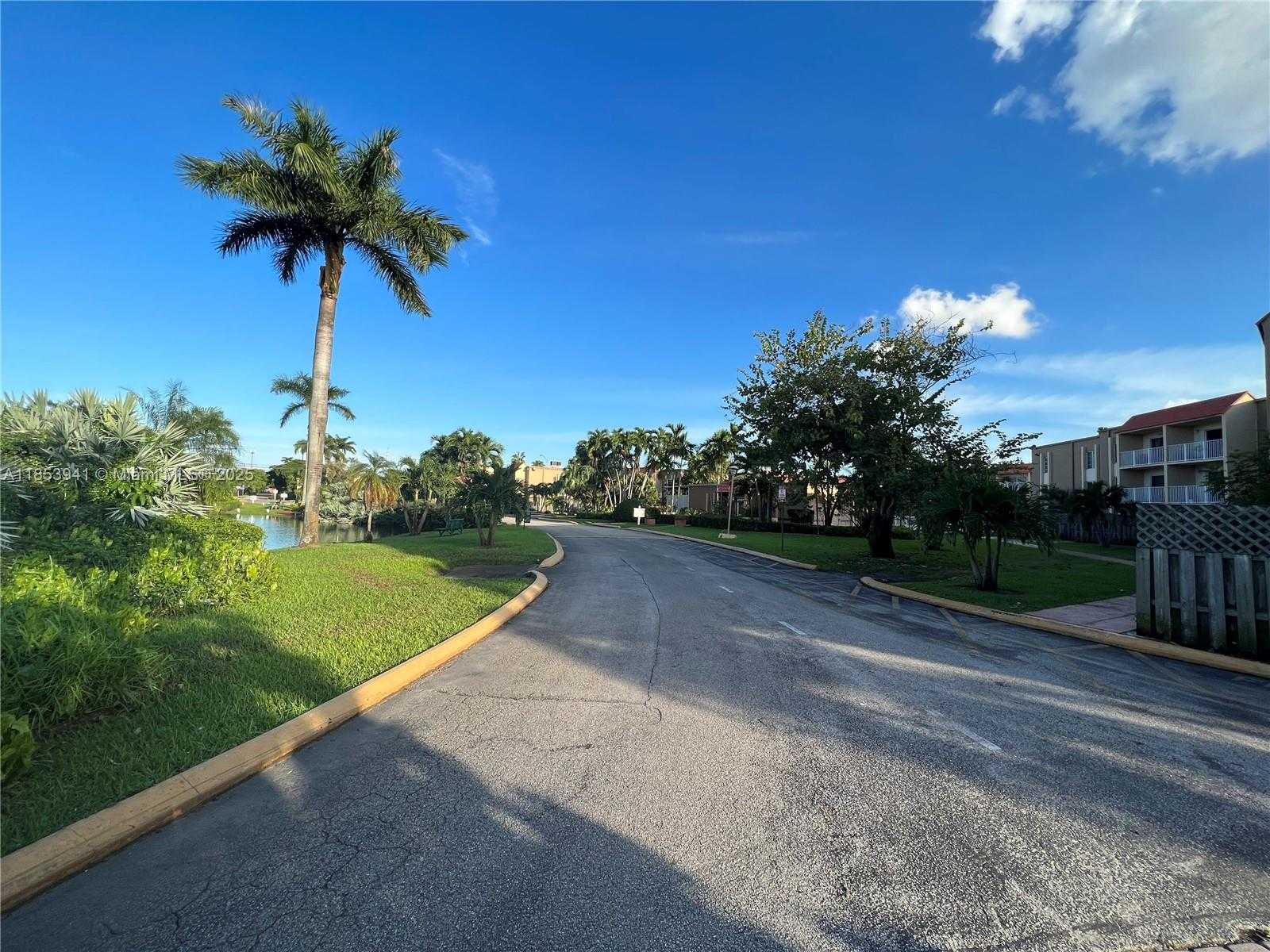 Small Image of 5231 GENEVA WAY #303, Doral Number 38