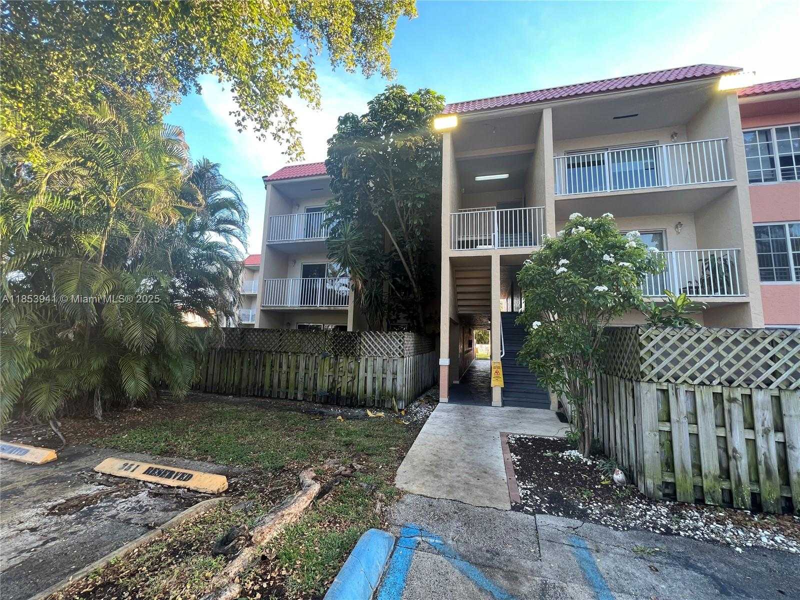 Small Image of 5231 GENEVA WAY #303, Doral Number 4
