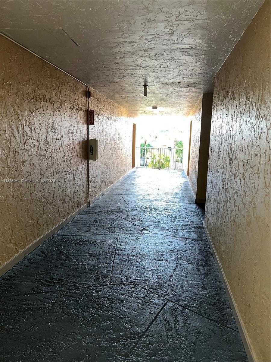Small Image of 5231 GENEVA WAY #303, Doral Number 7