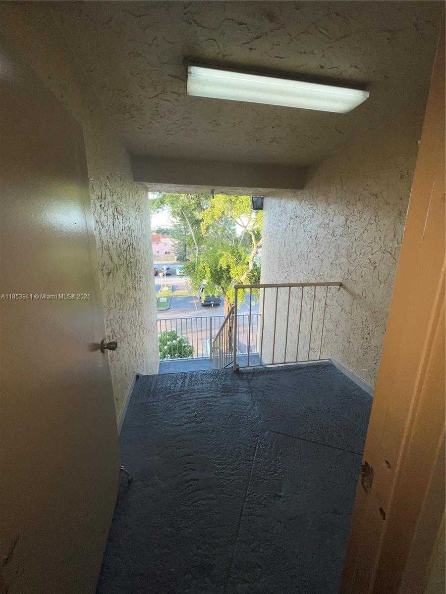 Small Image of 5231 GENEVA WAY #303, Doral Number 9
