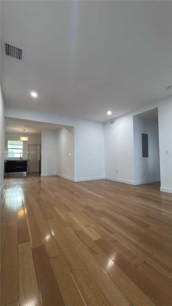 Small Image of 2021 MERIDIAN AVE #11, Miami Beach Number 2
